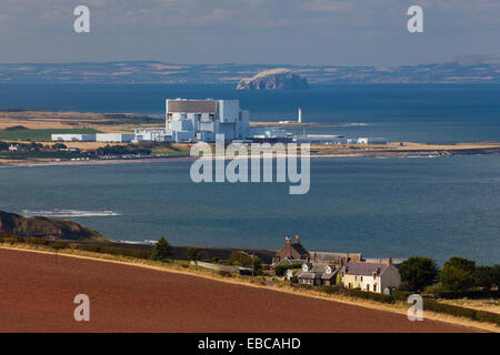 Torness Kraftwerk und der Bass Rock Stockfoto