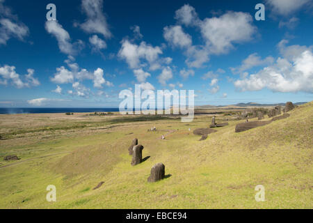 Chile, Osterinsel aka Rapa Nui. Rapa Nui Nationalpark, historische Stätte von Rano Raraku "Steinbruch". Stockfoto