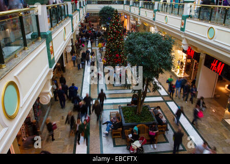 Einkaufszentrum Trafford Centre in Manchester. Gewölbte Vorhöfe am Einkaufszentrum Trafford Centre in Manchester Black Freitag Verkauf Wochenende.  Stadtzentrum Weihnachtseinkäufe Saison, Einzelhandel, Geschäfte, Weihnachten Shopper, Rabatt Verkauf shopping und Konsumausgaben am schwarzen Freitag Wochenende gilt als die größte shopping-Event des Jahres.   U.K Einzelhändler haben die US-Post-Urlaub Verkauf Bonanza angenommen, sogar obwohl viele Kunden blieben überrascht von Wand zu Wand Rabatte in ihren Lieblingen Läden wie einige verrückt nach Schnäppchen ging.  Bildnachweis: Mar Photographics/Alamy Live-Nachrichten Stockfoto