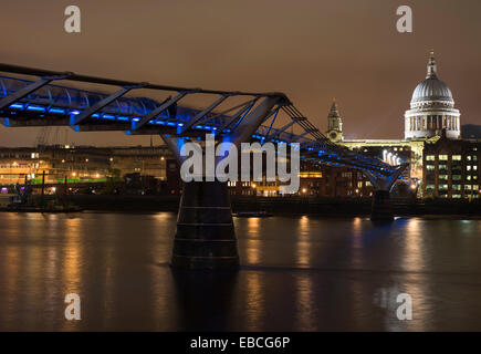 Die Millennium Bridge über die Themse in London, England, Vereinigtes Königreich, mit St. Pauls Kathedrale in der Ferne Stockfoto