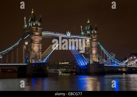 Tower Bridge bei Nacht, London, England, UK öffnen Stockfoto