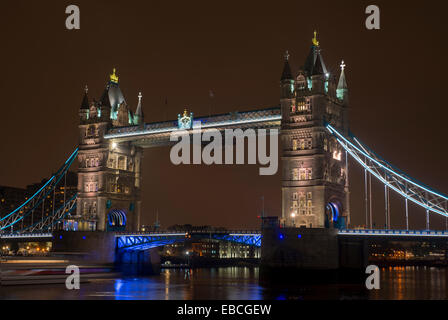 Tower Bridge bei Nacht, London, England, UK Stockfoto
