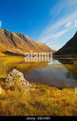 Loch Achtriochtan in Glen Coe. Teil der Aonach Eagach Kamm ist im Hintergrund. Stockfoto