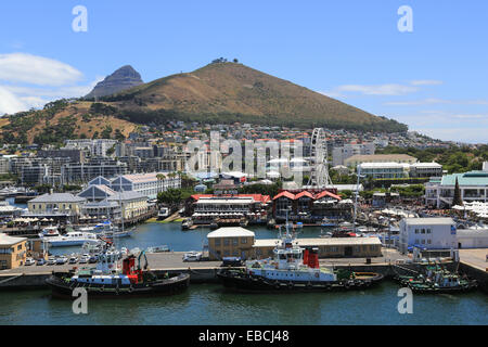 Schlepper, Yachthafen, Riesenrad und Uferpromenade am Quay Four, Cape Town, South Africa mit Gehäuse im Hintergrund. Stockfoto