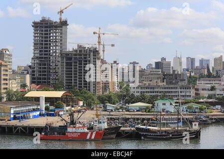 Blick der Stadt Maputo, Mosambik, Afrika mit neuen Hochhausbau und Boote entlang der Pier. Stockfoto