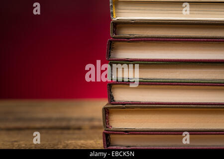 Bücher über Holztisch Nahaufnahme Foto Stockfoto