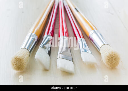 Eine Vielzahl von Farbe Pinsel auf einem Holztisch. Stockfoto