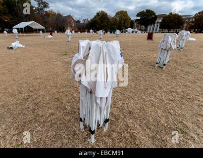 Tuscaloosa, Alabama, USA. 27. November 2014. Zelte sind aufgereiht auf dem Quad einen Tag vor Iron Bowl tailgating Setup erlaubt ist. Die 2014 Iron Bowl-Spiel zwischen der University of Alabama und Auburn University wird im Bryant Denny Stadium in Tuscaloosa am 29. November gespielt. © Brian Cahn/ZUMA Draht/Alamy Live-Nachrichten Stockfoto