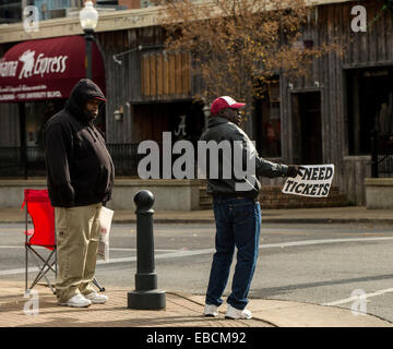 Tuscaloosa, Alabama, USA. 27. November 2014. Am Thanksgiving Morgen mit erstmals Autor JOSEPH M. DEW ("wie ein Crimson Fan wurde ich") lizenziert auf, Wiederverkäufer von Tickets, die OTIS WILLIAMS ein Schild in der Hoffnung hält, Unternehmen. Die 2014 Iron Bowl-Spiel zwischen der University of Alabama und Auburn University wird im Bryant Denny Stadium in Tuscaloosa am 29. November gespielt. © Brian Cahn/ZUMA Draht/Alamy Live-Nachrichten Stockfoto