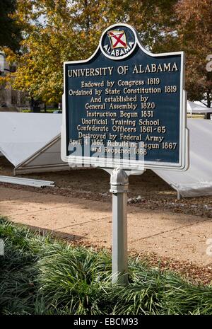 Tuscaloosa, Alabama, USA. 27. November 2014. Universität von Alabama historische Markierung auf dem Quad. Hinter den Marker sind Zelte und Zeltstangen aufgereiht auf dem Boden, ein Tag vor Iron Bowl tailgating Setup erlaubt ist, zu beginnen. Die 2014 Iron Bowl-Spiel zwischen der University of Alabama und Auburn University wird im Bryant Denny Stadium in Tuscaloosa am 29. November gespielt. © Brian Cahn/ZUMA Draht/Alamy Live-Nachrichten Stockfoto