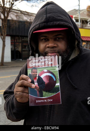 Tuscaloosa, Alabama, USA. 27. November 2014. JOSEPH M. DEW enthält eine Kopie seines Buches "wie ich wurde ein Crimson Fan" die er versuchen wird, an Universität von Alabama Fans außerhalb der Iron Bowl-Spiel am Samstag zu verkaufen. Die 2014 Iron Bowl-Spiel zwischen der University of Alabama und Auburn University wird im Bryant Denny Stadium in Tuscaloosa am 29. November gespielt. © Brian Cahn/ZUMA Draht/Alamy Live-Nachrichten Stockfoto