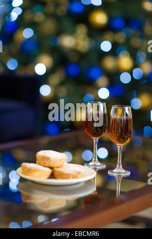 Weihnachten-Sherry Mince Pies mit Weihnachtsbaum im Hintergrund Stockfoto