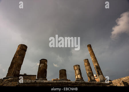 Regenbogen und Touristen auf dem Forum in Pompeji Stockfoto