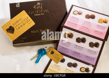 Stilleben, Godiva Chocolate Box, Stück Beschreibung Broschüre und treuer Kunde Programm Bonuskarten, USA Stockfoto