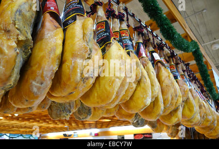 Eine Darstellung der verschiedenen Marken des spanischen Schinken, Jamon Serrano in einem Supermarkt Carrfeour in Spanien. Mijas Costa. Stockfoto