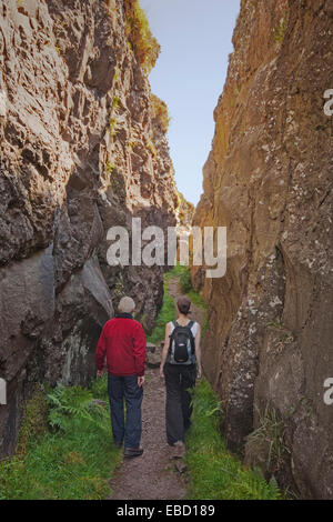 Zwei Wanderer in der Whangie-Rock-Funktion in der Kilpatrick Hills in der Nähe von Glasgow Stockfoto