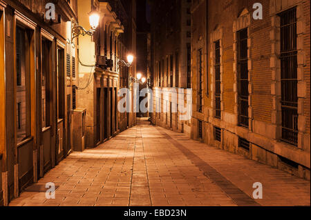Schmale Gasse von Straßenlaternen beleuchtet in der Nacht, Madrid, Spanien Stockfoto
