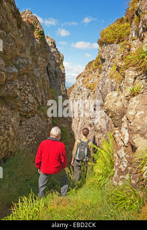 Zwei Wanderer in der Whangie-Rock-Funktion in der Kilpatrick Hills in der Nähe von Glasgow Stockfoto