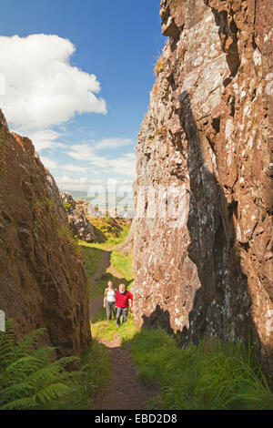 Zwei Wanderer in der Whangie-Rock-Funktion in der Kilpatrick Hills in der Nähe von Glasgow Stockfoto