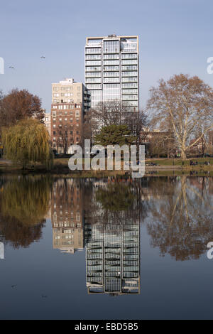 Gebäude spiegelt sich auf der Oberfläche des Harlem Meer (See) in Central Park in New York City. Stockfoto