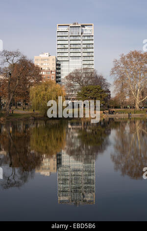 Gebäude spiegelt sich auf der Oberfläche des Harlem Meer (See) in Central Park in New York City. Stockfoto