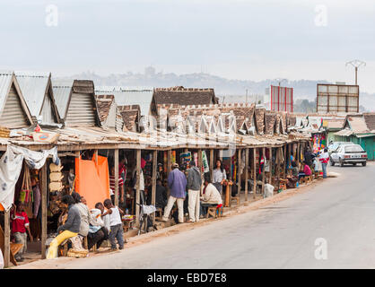 Geschäfte mit lokalen afrikanischen Menschen verkaufen Souvenirs in einem Elendsviertel Vorort von Antananarivo, oder Tana, Hauptstadt von Madagaskar Stockfoto