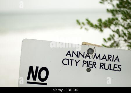 Ein Zeichen legt die Regeln für Anna Maria City pier Stockfoto