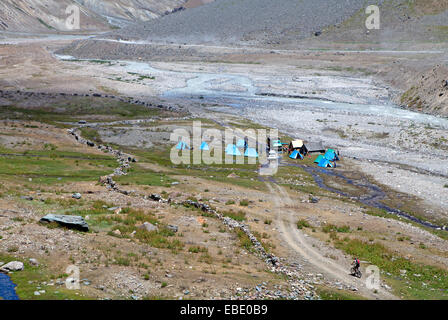 Radler unterwegs in einen Fluss Camp auf dem Manali-Leh-Highway durch den Himalaya Stockfoto