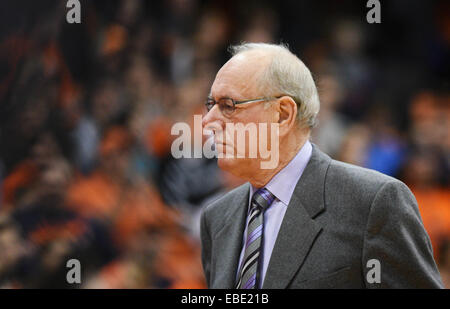 Syracuse, NY, USA. 28. November 2014. 28. November 2014: Syrakus Cheftrainer Jim Boeheim in der zweiten Hälfte des Spiels wie Syrakus Heiligkreuz 72-48 im Carrier Dome in Syracuse, NY besiegt. © Csm/Alamy Live-Nachrichten Stockfoto