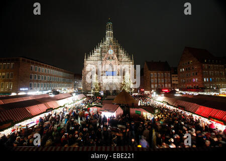 Nürnberg, Deutschland. 28. November 2014. Diese Langzeitbelichtung Foto zeigt Menschen den Besuch der Nürnberger Christkindlmarkt in Nürnberg, Deutschland, 28. November 2014. Der Nürnberger Weihnachtsmarkt, eines der ältesten in Deutschland, eröffnet am Freitag. © Zhang Fan/Xinhua/Alamy Live-Nachrichten Stockfoto