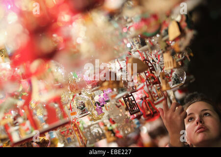 Nürnberg, Deutschland. 28. November 2014. Ein Besucher sieht Weihnachtsschmuck auf dem Nürnberger Weihnachtsmarkt in Nürnberg, 28. November 2014. Der Nürnberger Weihnachtsmarkt, eines der ältesten in Deutschland, eröffnet am Freitag. © Zhang Fan/Xinhua/Alamy Live-Nachrichten Stockfoto