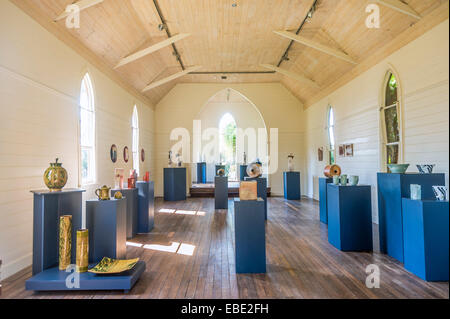 Innenraum der Kunstgalerie, Narek Galerien, einer umgebauten Kirche, auf der südlichen Küste von New South Wales, Australien Stockfoto