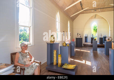 Innenraum der Kunstgalerie, Narek Galerien, einer umgebauten Kirche, auf der südlichen Küste von New South Wales, Australien Stockfoto