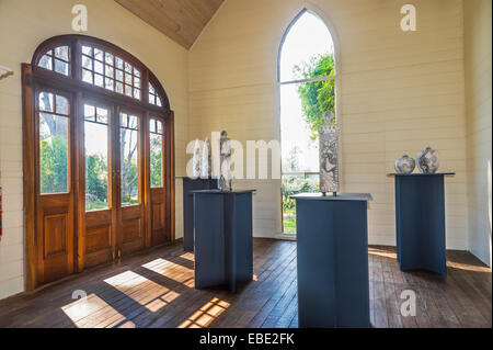 Innenraum der Kunstgalerie, Narek Galerien, einer umgebauten Kirche, auf der südlichen Küste von New South Wales, Australien Stockfoto