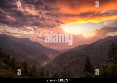 Gewitterwolken beginnen zu brechen bei Sonnenuntergang bei Morton Overlook in den Great Smoky Mountains National Park. Stockfoto