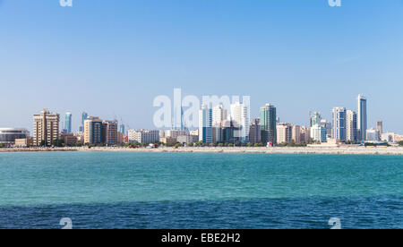 Moderne Hochhäuser am Horizont. Skyline der Stadt Manama, Bahrain Stockfoto