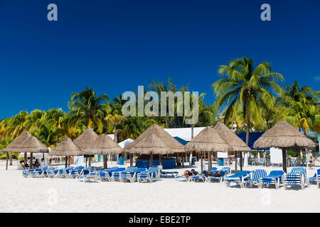 Karibik-Strand mit Sonnenschirmen und Betten, Cancun, Mexiko Stockfoto