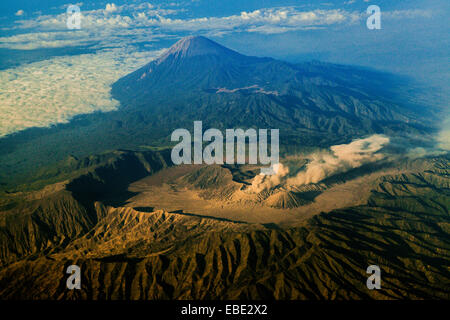 Bromo Tengger Semeru Nationalpark von oben gesehen. Mount Semeru (Hintergrund) ist der höchste Berg auf der Insel Java, Indonesien. Stockfoto
