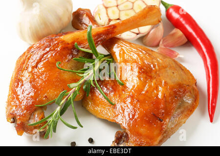 Gebratene Entenkeulen und anderen Zutaten Stockfoto