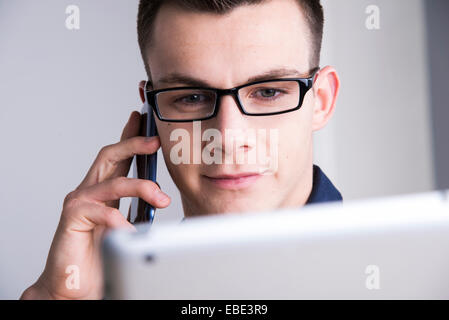 Junger Mann arbeiten im Büro, Mannheim, Baden-Württemberg, Deutschland Stockfoto