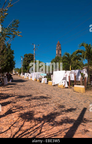 Straßenhändler auf Kopfsteinpflaster, Torre de Manacas-Iznaga im Hintergrund, Valle de Los Ingenios, Trinidad, Kuba, Caribbean Stockfoto