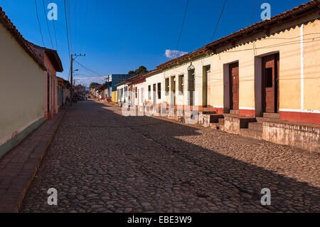 Gebäude auf gepflasterten Straße, Trinidad, Kuba, Karibik, Karibik Stockfoto