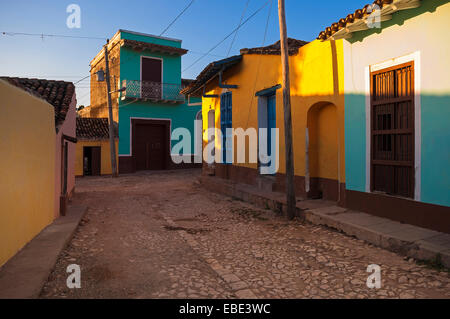 Bunte Gebäude auf gepflasterten Straße, Trinidad, Kuba, Karibik, Karibik Stockfoto