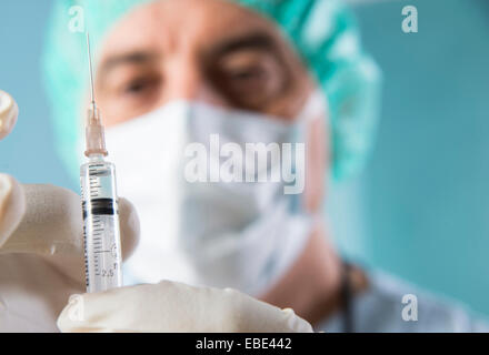 Nahaufnahme des Chirurgen mit Spritze Stockfoto