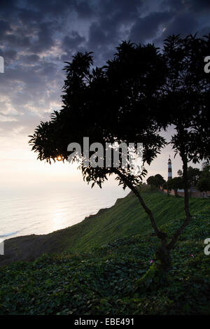 Miraflores-Leuchtturm, Parque Raimondi entlang Malecon Cisneros, Miraflores, Lima, Peru Stockfoto