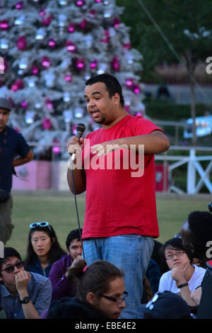 Los Angeles, Kalifornien, USA. 28. November 2014 Demonstranten versammeln sich im Grand Park gegenüber vom Rathaus in Los Angeles Kalifornien zur Unterstützung von Ferguson und Michael Brown. Bildnachweis: Chester Brown/Alamy Live-Nachrichten Stockfoto