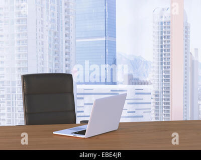 Digitale Abbildung der Schreibtisch mit Sessel und Laptop vor Skyline Stockfoto