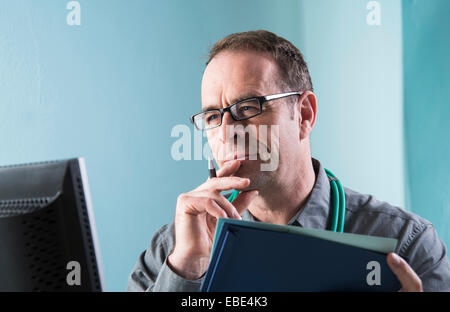 Reifen Sie Arzt arbeitet in Arztpraxis, Mannheim, Baden-Württemberg, Deutschland Stockfoto