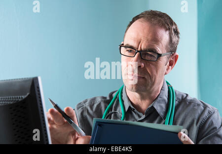 Reifen Sie Arzt arbeitet in Arztpraxis, Mannheim, Baden-Württemberg, Deutschland Stockfoto