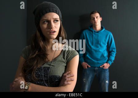 Teenager-Mädchen und jungen Mann streiten, Studioaufnahme Stockfoto